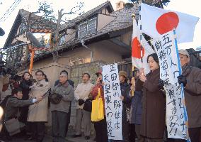 (1)Residents block work to demolish empress's old home